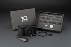 RICOH GR IV 30th Anniversary Edition Kit: fotocamera, confezione 30th Anniversary, 16 spille, cinturino in pelle, copriobiettivo ad anello e copri slitta