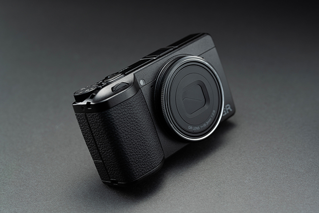 RICOH GR IV 30th Anniversary Edition con copriobiettivo ad anello a finitura diamantata