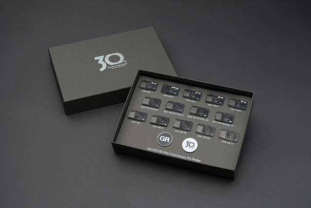 Confezione con 16 spille speciali per i 30 anni della serie RICOH GR