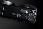 RICOH GR IV 30th Anniversary: dettaglio di pulsante di scatto e ghiera dei modi