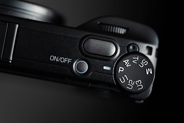 RICOH GR IV 30th Anniversary: dettaglio di pulsante di scatto e ghiera dei modi