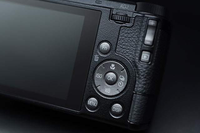 RICOH GR IV 30th Anniversary: dettaglio dei pulsanti posteriori