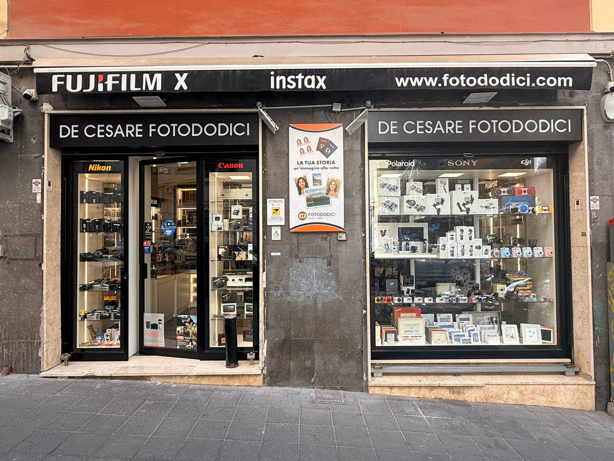 Vetrina del negozio Fotododici a Napoli