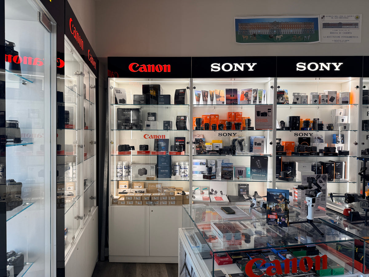Interno del negozio Fotododici a Napoli