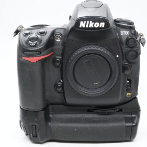 Nikon D700 + MB-D10