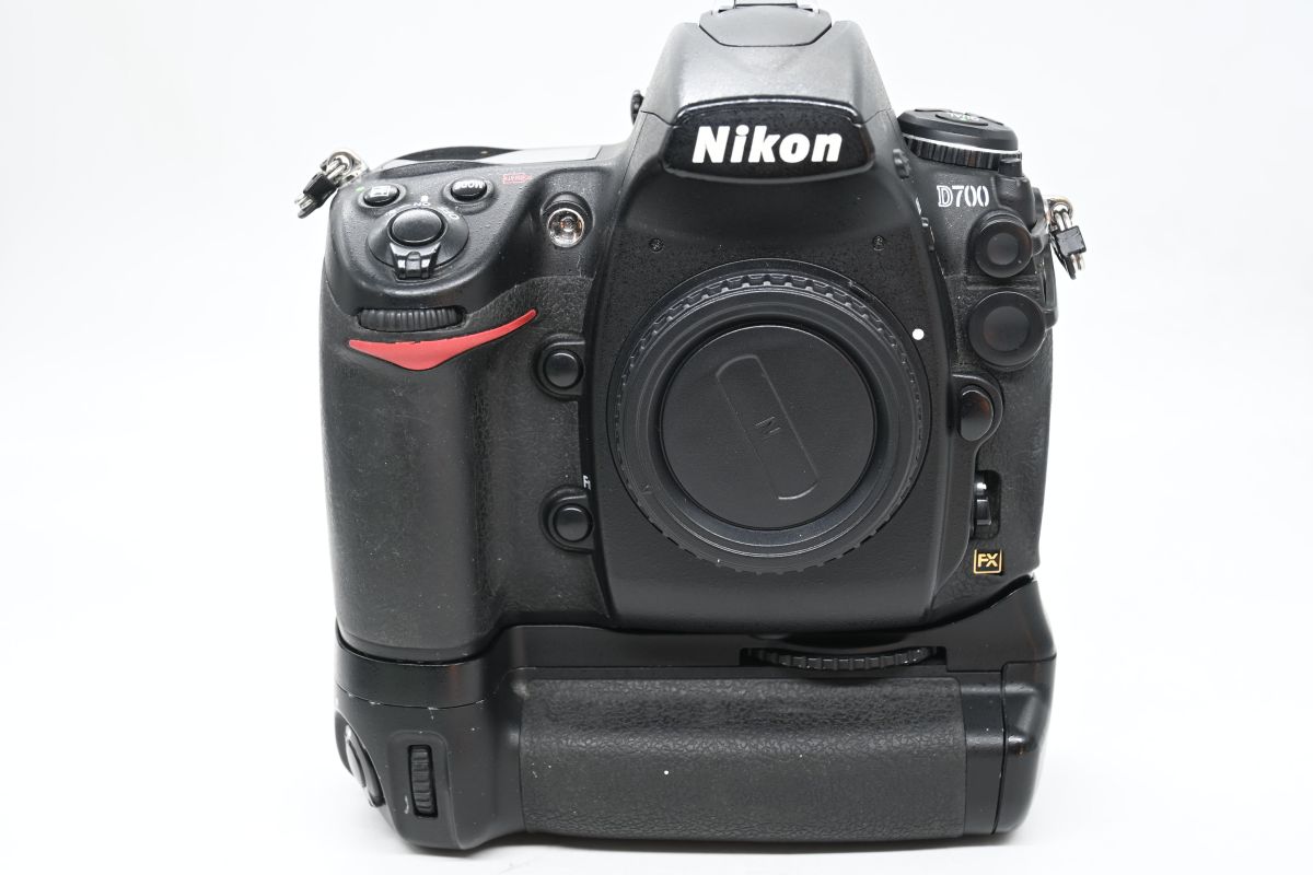 Nikon D700 + MB-D10