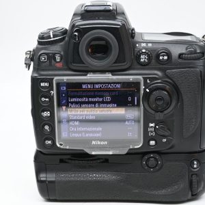 Nikon D700 + MB-D10