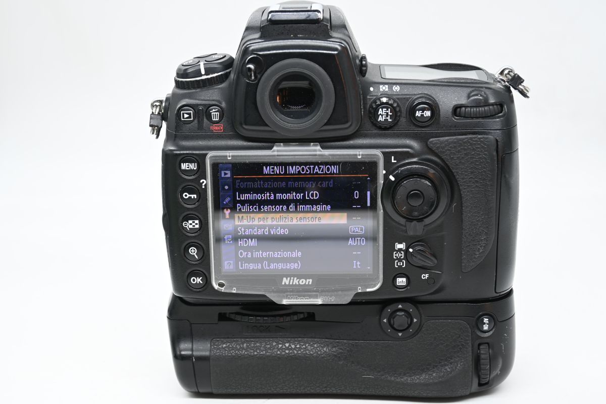 Nikon D700 + MB-D10