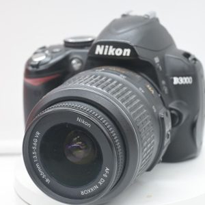 Nikon D3000 con 18-55mm VR