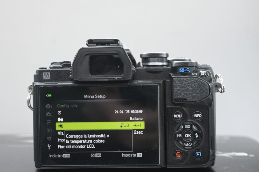 Olympus OM-D E-M10 Mark III con 12/50