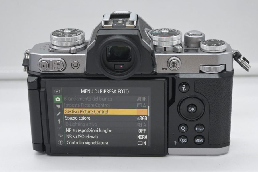 Nikon Z FC con 28