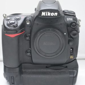 Nikon D700 con MB-D10